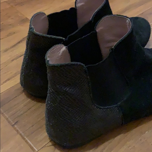 Black booties with snakey leather back size 8.5/9 - Picture 2 of 5